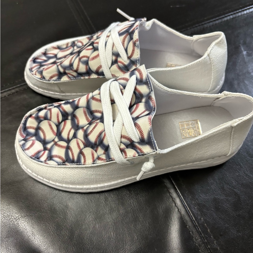 Women’s Baseball Slip On Shows Size 6